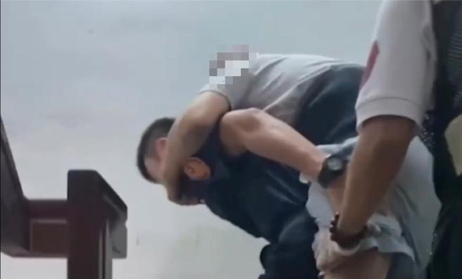 员警觉得王翁身体孱弱，不利于行，便主动将他背上楼返家歇息。（图片来源：高雄市三民一分局提供）