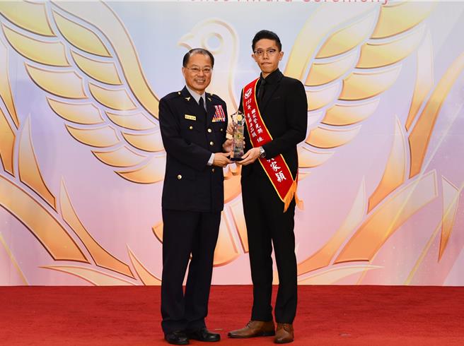 彰化縣警局刑事警察大隊偵查佐吳家穎（右）獲頒警光獎「查緝毒品類」個人獎，日前從警政署署長黃明昭（左）手中接過獎項。（彰化縣警局提供／孫英哲彰化傳真）