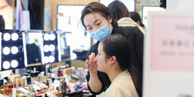 10月大陆服务业景气小幅回升。图／中新社