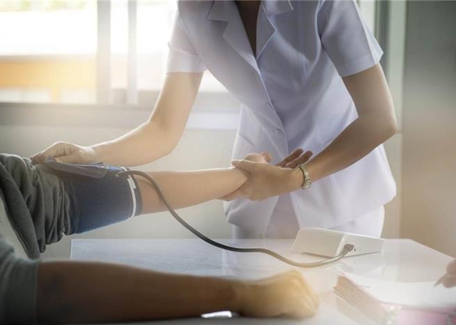 高雄市陳姓男子到診所洗腎時偷摸護理師屁股，事後硬凹不小心碰到，還被女兒押著去診所道歉，但護理師氣得不想再看見他、拒絕接受。高雄地院審理後，審酌陳男犯後態度不佳，判拘役55天，可易科罰金，可上訴。（示意圖／達志影像）