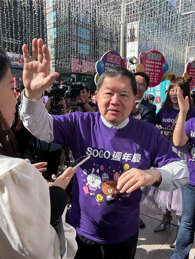遠東集團董事長徐旭東3日出席SOGO周年慶前造勢，看好消費景氣，周年慶目標可達120億元。(洪凱音攝)