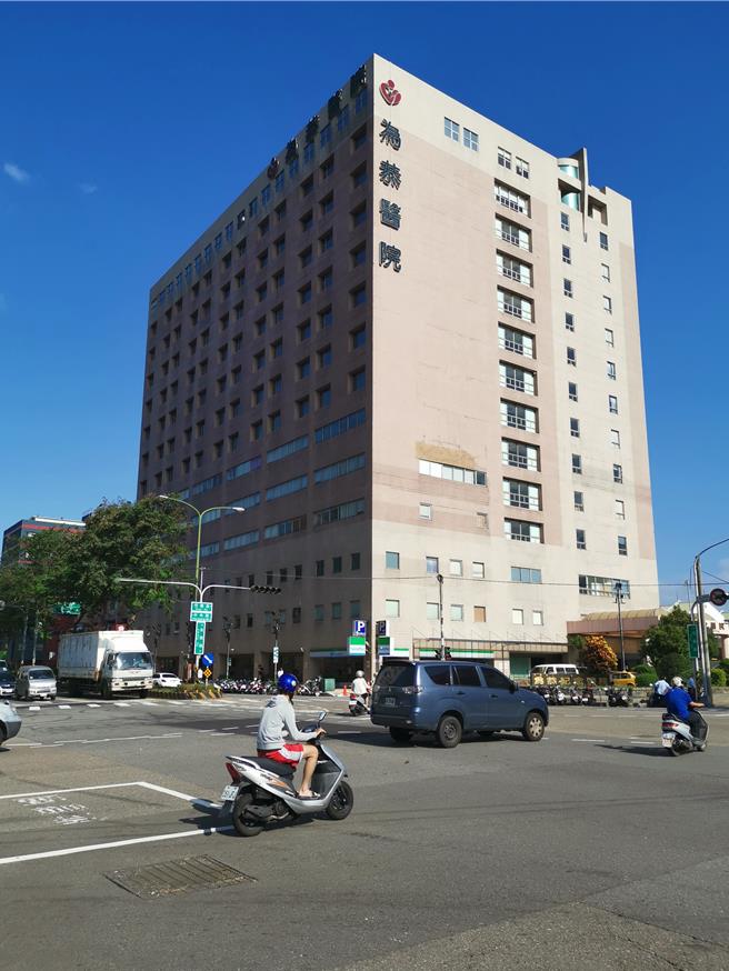 高雄民族国中49名学生校外活动疑似发生食物中毒，赴头份市为恭医院就医。（谢明俊摄）