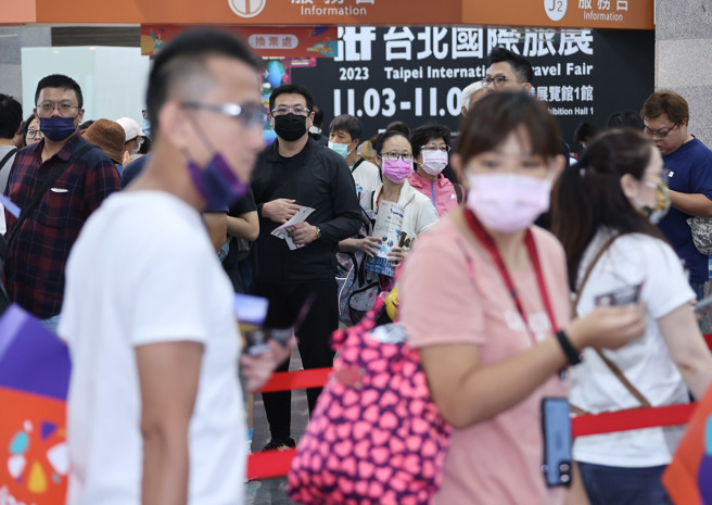 ITF台北國際旅展11月3日起至11月6日在台北南港展覽館1館登場，集結1300個攤位，祭出聖誕、跨年、春節等優惠產品，為6年來規模最大，讓民眾盡情搶便宜。（羅永銘攝）