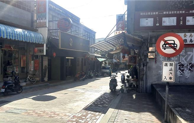 金門縣金城鎮的中興路及莒光路設有「禁止汽車進入」禁制標誌，違規駛入可處900元以上1，800元以下罰鍰。(圖／警方提供)