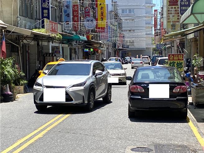 針對金門各鄉鎮的主要道路違規停車及違規駛入管制道路的情形，警方將加強勸導、取締。(于家麒攝)
