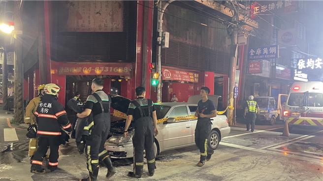 彰化县员林市1名47岁的黄姓女子2日驾车行经中正路时撞上路旁车辆 ，她开到车子起火才下车逃生。（民眾提供／孙英哲彰化传真）