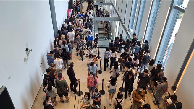 2023年11月3日新北市／廖宜琨在台湾设计展期间前往新北美术馆探勘，认为市府须多加留意逃生动线、疏散问题，以免发生安全问题。（新北市议员廖宜琨提供／吕健豪新北传真）