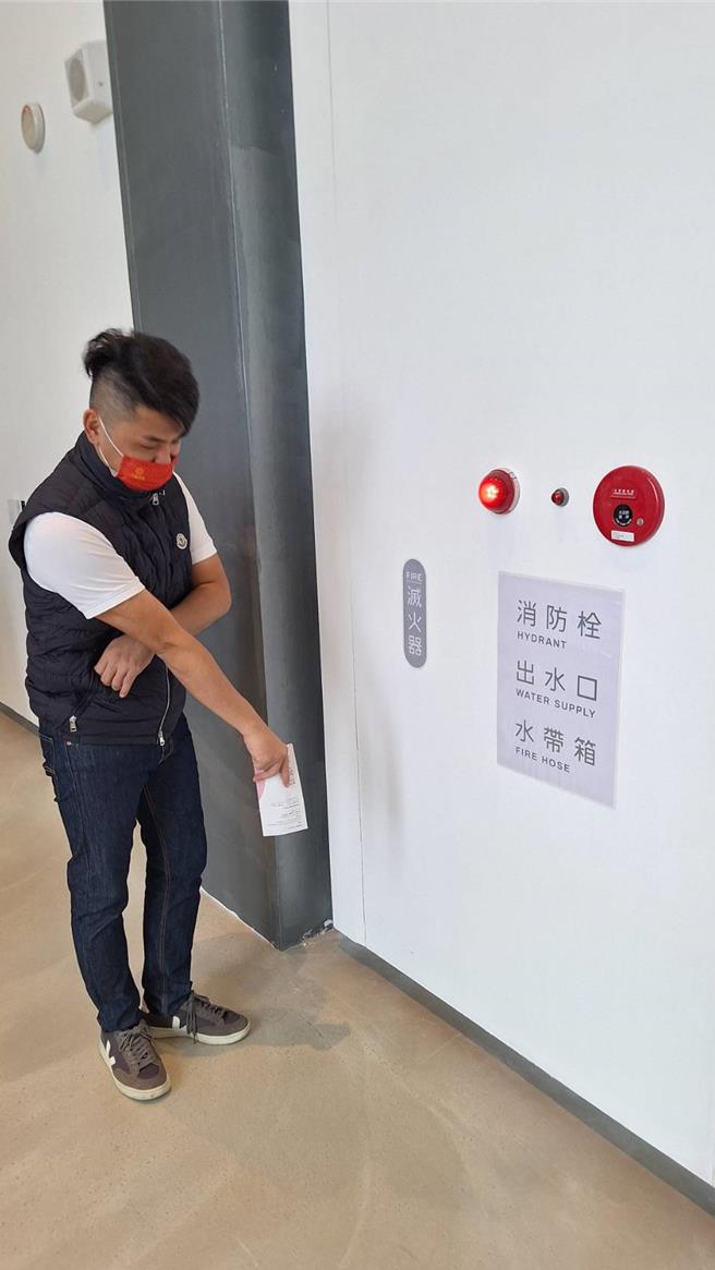2023年11月3日新北市／廖宜琨也在馆内发现，就设置灭火器指示牌的位置并没有看见灭火器。（新北市议员廖宜琨提供／吕健豪新北传真）