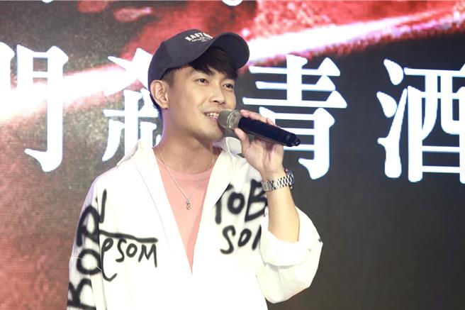 许仁杰昨参加杀青宴上台献唱。（民视提供）