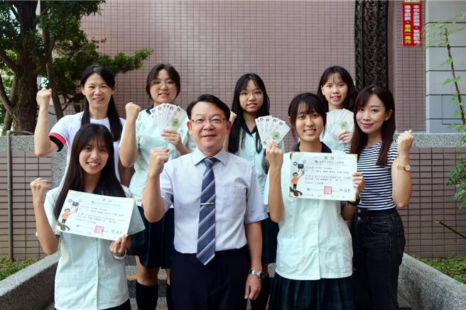 远哲文创科学探究竞赛成绩日前出炉，侨泰高中高二5位学生以探究人类演化，破解「人类是从黑猩猩演化而来」迷思，获科学写作组第2名，创下侨泰歷年最好的成绩。（侨泰高中提供／潘虹恩台中传真）