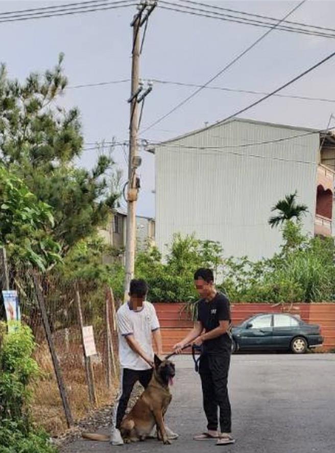 狼犬掙脫牽繩兇性大發，攻擊騎乘機車嬤孫，飼主嚇得拉住牽繩控制犬隻。（民眾提供／楊靜茹南投傳真）