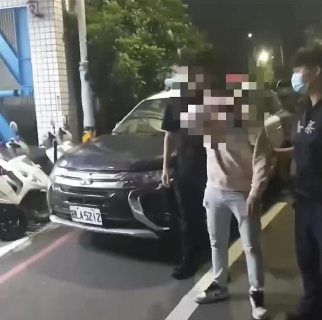 谢姓男子醋进大发持刀砍向情敌，警方循线逮捕到案，询后依伤害罪移送法办。（翻摄画面）