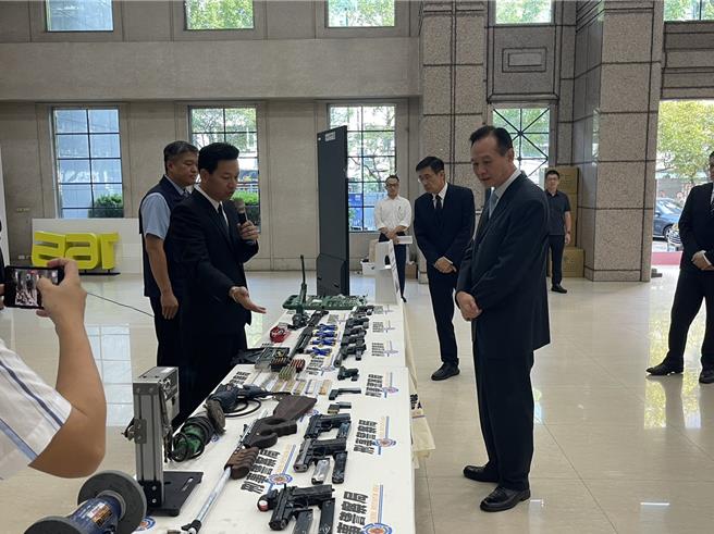 刑事局長周幼偉3日檢視查緝成果。（林郁平攝）