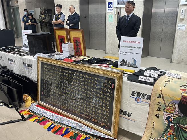 警方查扣到藏頭詩字畫、匾額等黑幫贓證物。（林郁平攝）
