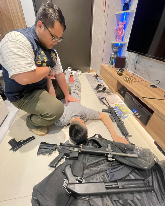 警方將明仁會洪姓男子壓制逮捕。（翻攝照片／林郁平台北傳真）