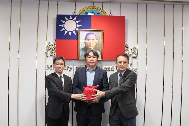 八里疗养院卸任张介信院长（左）、新任李新民院长（右）进行交接，由卫生福利部政务次长王必胜（中）监交。（八里疗养院提供／蔡亚桦新北传真）