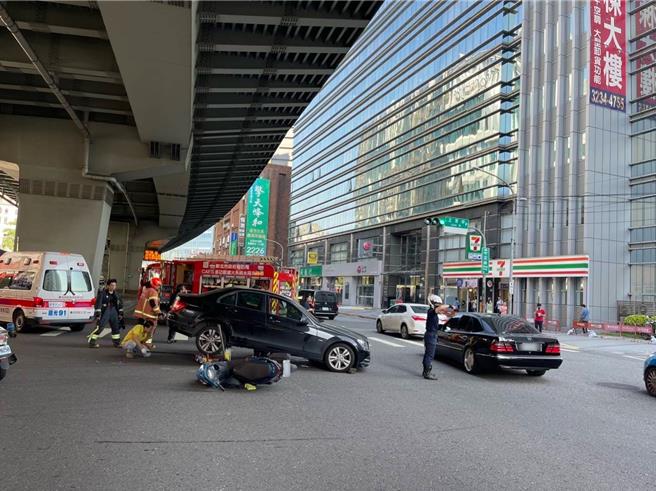 林姓骑士今（3）日上午骑车行经新北市中和中正路准备左转时，疑未注意同要左转的轿车，惨遭轿车撞倒辗压，还受困车底。（中和警分局提供）