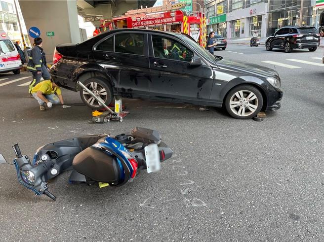 警消动用千斤顶协助林男脱困，紧急将他送往医院救治。（中和警分局提供）