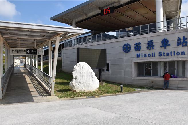 苗栗市代会主席王封台建议台铁苗栗火车站设置电扶梯多年，始终未被台铁接纳。（谢明俊摄）