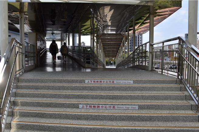 苗栗市代会主席王封台建议台铁苗栗火车站设置电扶梯多年，始终未被台铁接纳。（谢明俊摄）