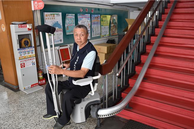 苗栗市代会主席王封台建议苗栗市公所装设楼梯辅助升降椅，获得市长邱镇军支持装设。（谢明俊摄）