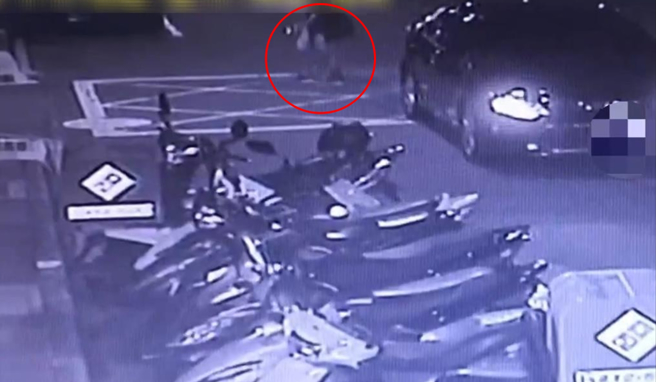 警方調閱監視器，發現男子手持會反光的物品。（警方提供）