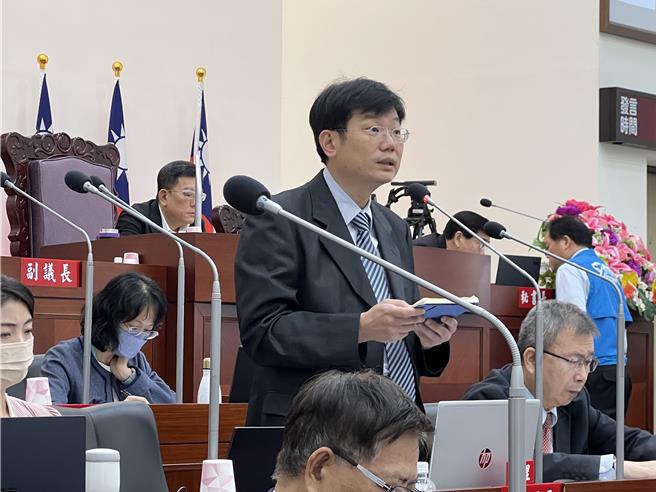 新竹市政府文化局代理局長李欣耀3日赴議會說明新竹市藝文高地最新進度。（王惠慧攝）
