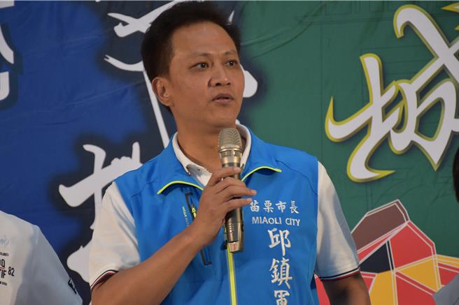 参选苗栗县第2选区山线立委的国民党籍苗栗市长邱镇军抨击绿营行政不中立。（谢明俊摄）