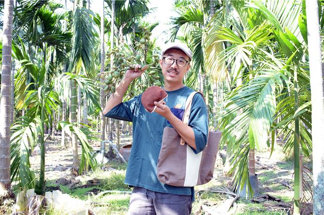 王一帆从槟榔子中萃取染料，导入文创布包，让农村产业转型有了更多想像。（林和生摄）