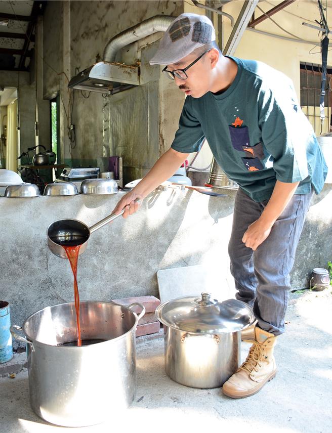 王一帆从槟榔籽中萃取染料，记录过程中的水质、温度，所有变项、变量都掌握得宜，共搜集超过200种以上的色票资料库。（林和生摄）