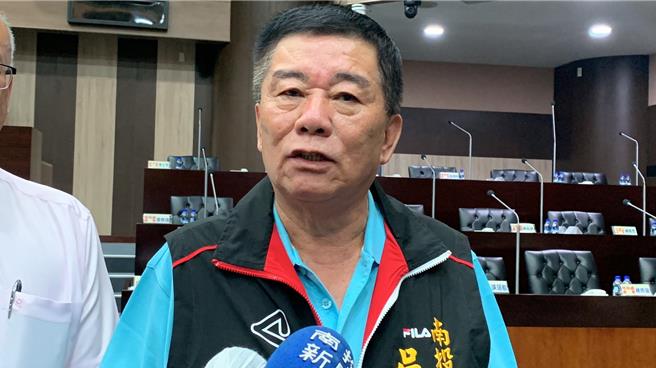 南投縣議員吳國昌說埔里地政所轄管仁愛、埔里、國姓與魚池，範圍大執行業務辛苦，他形容分發到埔里地政所的公務員形容如同當兵「抽中海軍陸戰隊」，寧可重考也不報到，要求縣府正視該問題。曾雪蒨攝