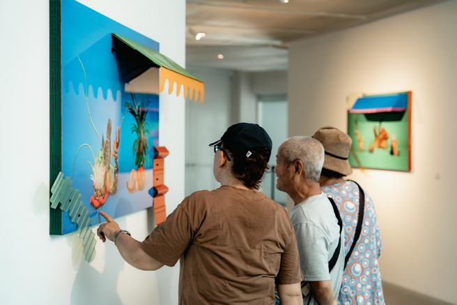 在馆中树廊道展出如同还原市场摊商，民眾可以在内惟艺术中心逛菜市场一样（图片来源：高雄市文化局提供）