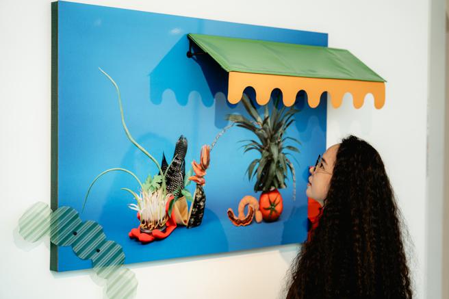 除了当代摄影，程仁佩本次展览首度加入浪板、帆布的元素（作品《酸溜溜》）（图片来源：高雄市文化局提供）