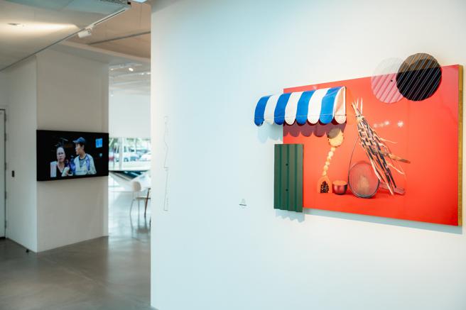 除了4个摊商访谈制作成4幅作品，现场也播放纪录片（图片来源：高雄市文化局提供）