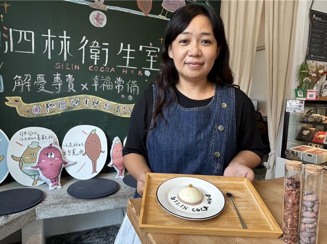 近2年來屏東潮州泗林衛生室用可可研發出10餘種甜品，不同於市面上的巧克力甜點，最接近原型食物的賣點不僅驚豔眾人也深受消費者喜愛，可可甜品意外成為主力，業績遠超過巧克力伴手禮。（謝佳潾攝）