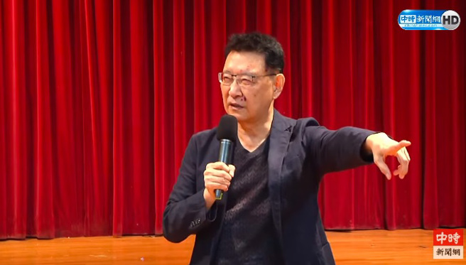 中廣董事長趙少康臉上長出「皮蛇」。（圖／中時新聞網YouTube直播）