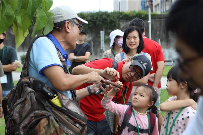 小朋友藉由新北濕地導覽學習自然生態。（新北市高灘處提供）