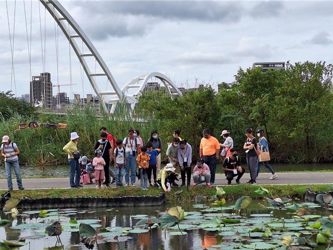 民眾踴躍參加新北濕地藝術季相關活動。（新北市高灘處提供）