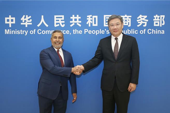 陆商务部长（右）会见美光总裁指遵守大陆法律法规发展更好。（大陆外交部）