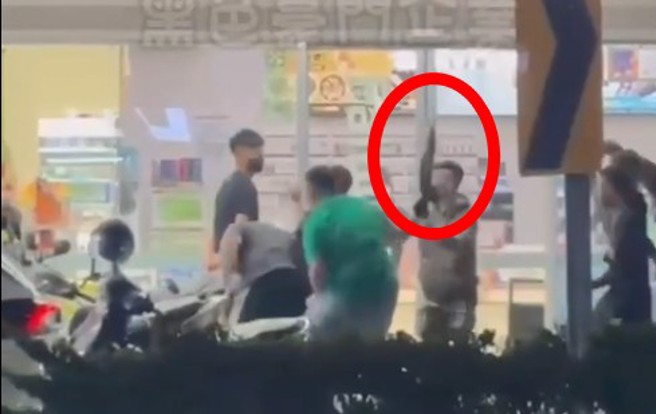 便利商店外的雨伞也被拿来当作武器。（翻摄黑色豪门企业）