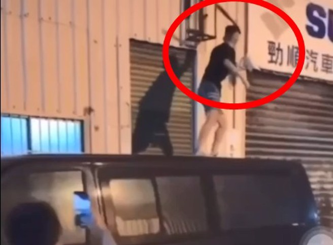 汽修厂的监视器遭砸毁。（翻摄黑色豪门企业）