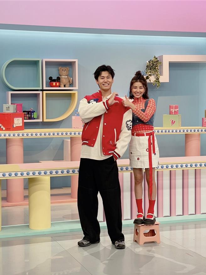 宇珊（右）和风田搭檔主持新节目。（年代提供）