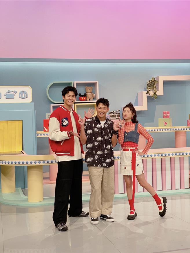 威廉（中）担任风田（左）和宇珊（右）新节目的神秘嘉宾。（年代提供）