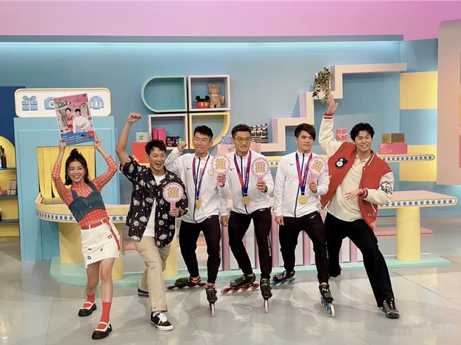 宇珊（左）和风田（右）主持新节目，威廉（左二起）和直排轮国手担任嘉宾。（年代提供）