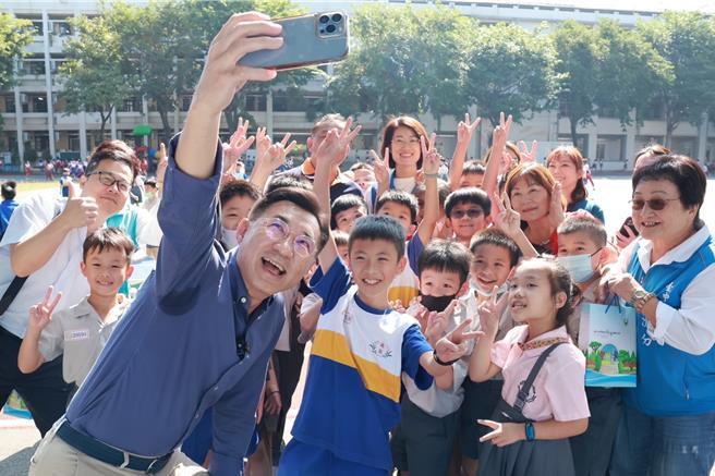 国民党立委江启臣（前左）3日指出，他为丰原区南阳国小争取1.43亿元经费重建和平楼，于2021年时动工重建，预计今年12月底完工启用。（江启臣服务处提供／张妍溱台中传真）