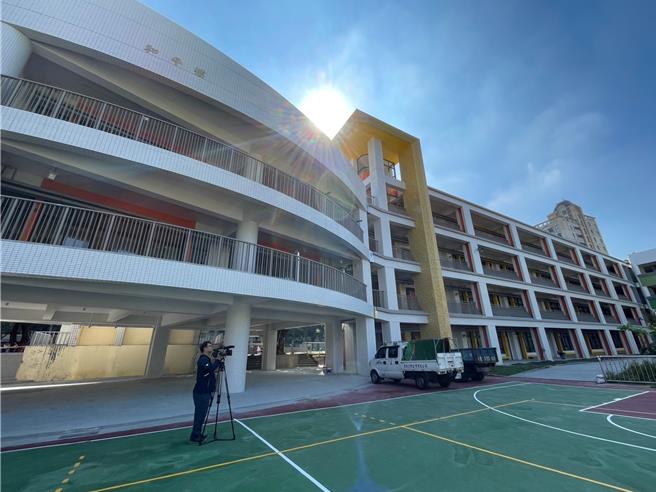 台中市丰原区南阳国小和平楼使用45年却老旧破损，经国民党立委江启臣争取1.43亿元经费于2021年动工重建，预计今年12月底启用。（江启臣服务处提供／张妍溱台中传真）