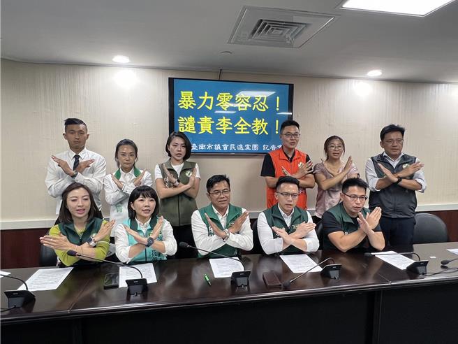 民进党台南市议员朱正轩2日控告无党籍立委参选人李全教架脖子恐吓事件延烧，市议会民进党团3日力挺朱正轩并谴责李全教。（洪荣志摄）