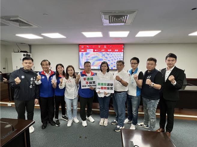 民进党台南市议员朱正轩2日控告无党籍立委参选人李全教架脖子恐吓事件延烧，市议会国民党团及多位无党联盟议员3日力挺李全教，并反呛民进党抹黑。（洪荣志摄）