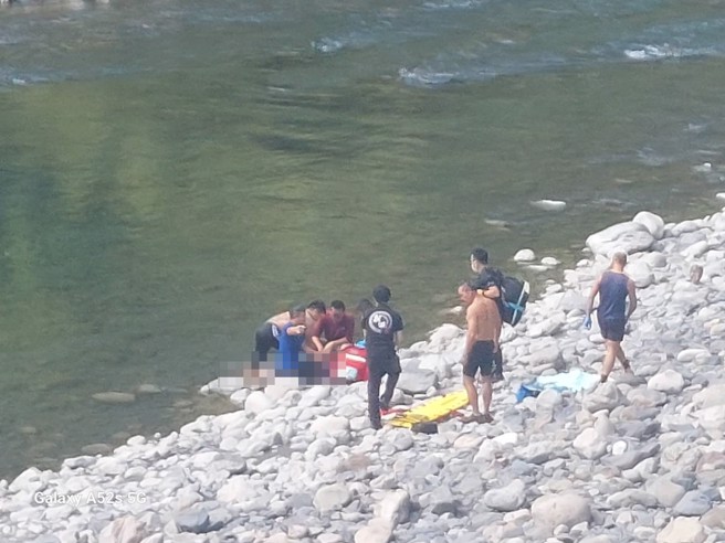 消防队到场，溺水男子已在岸边，救护人员正在急救。（翻摄画面）