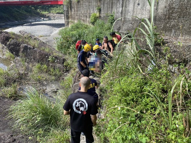 消防队多人协力将男子搬运送医。（翻摄画面）